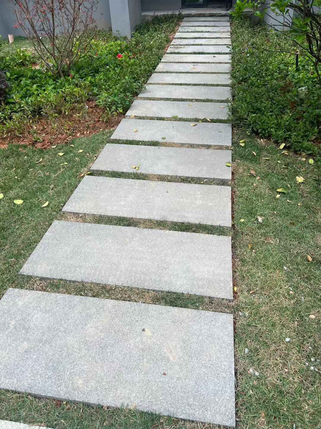 中山 芝麻黑小区踏步、汀步石铺装效果