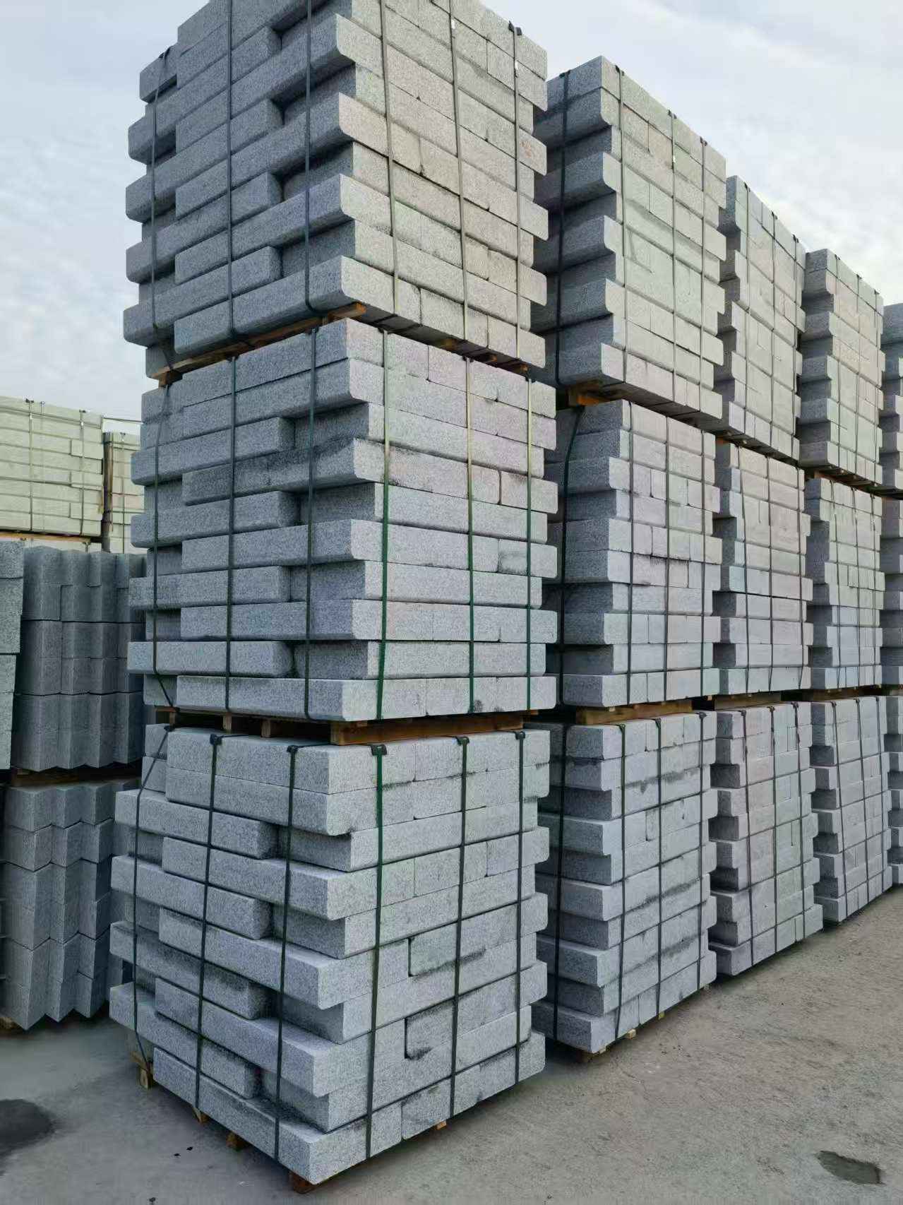 中山 路沿石（路侧石），颜色一致，尺寸标准