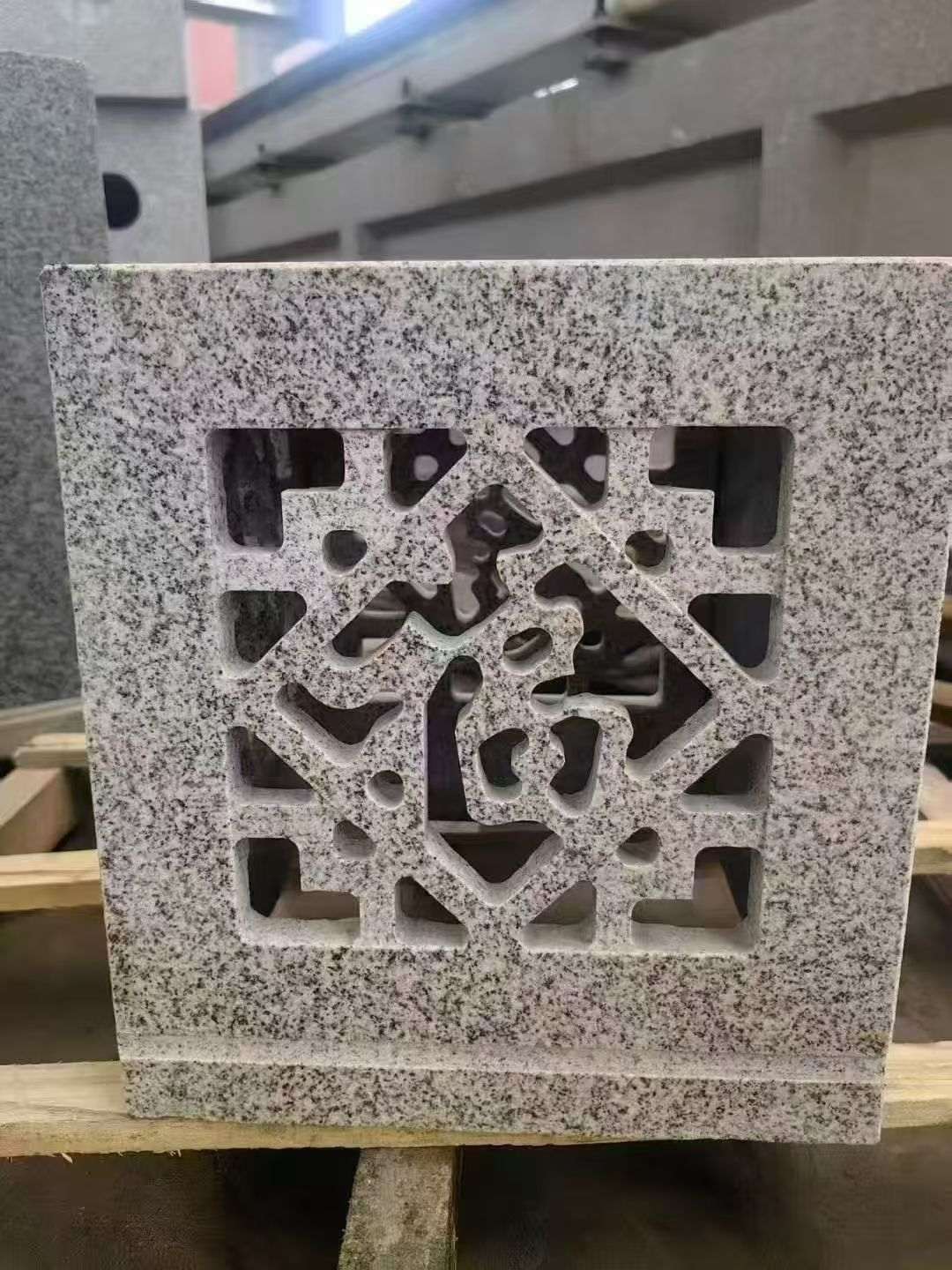 中山 芝麻白花岗岩镂空雕花灯笼