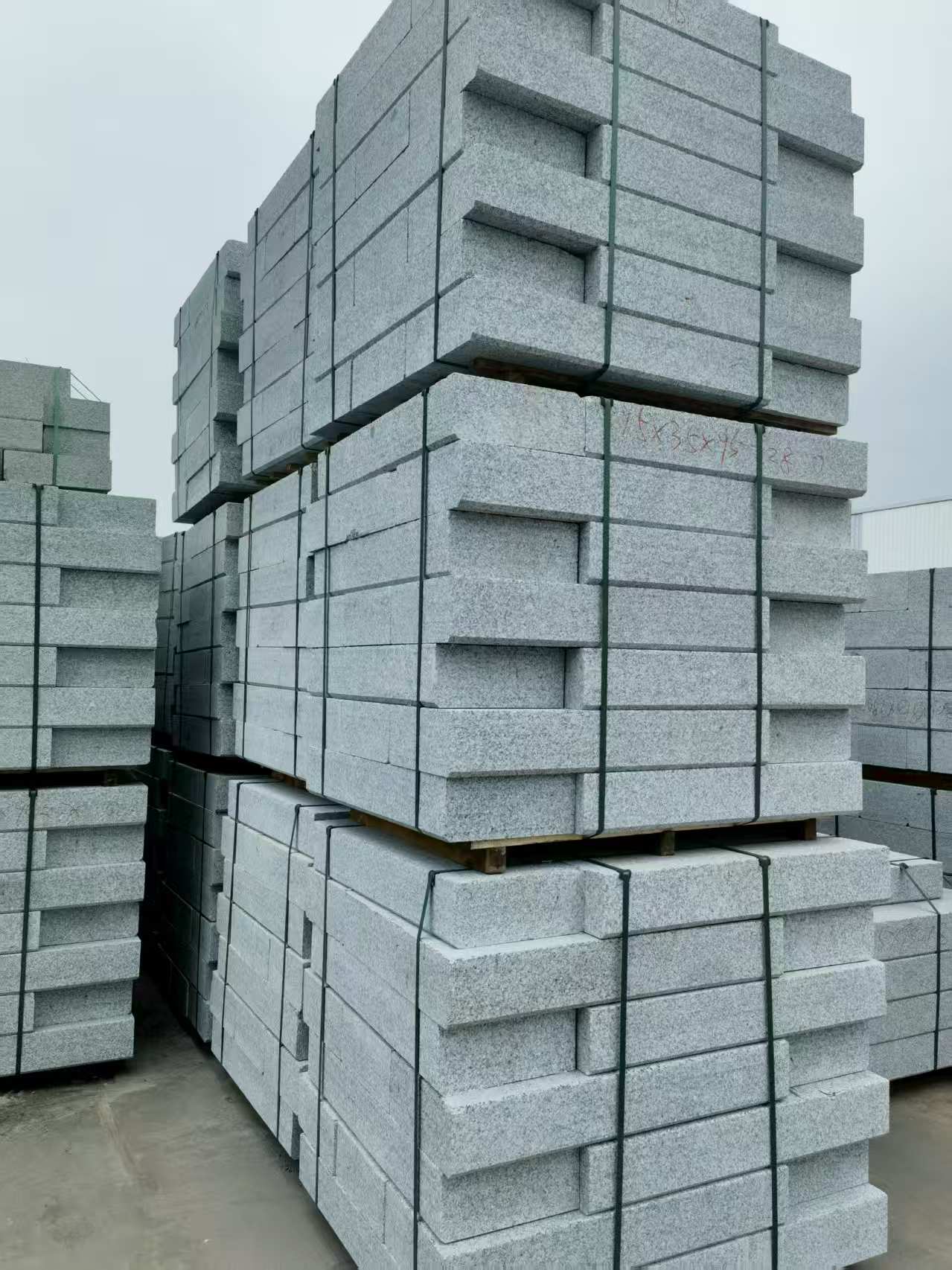 中山 路沿石，板板正正的路沿石