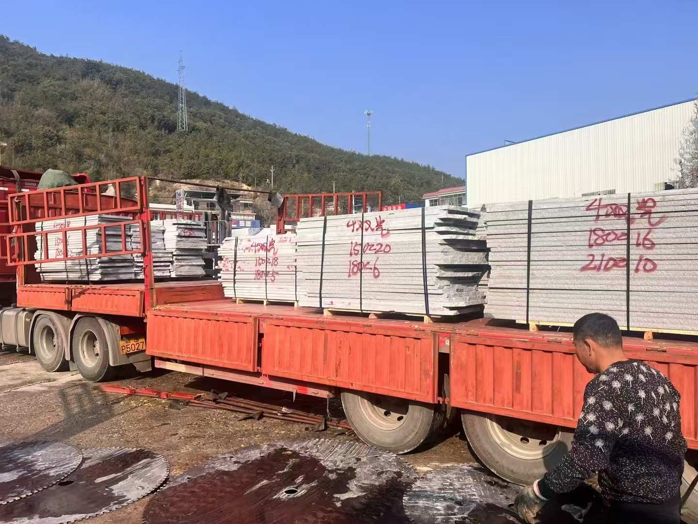 中山 芝麻灰花岗岩光面毛板出货日常